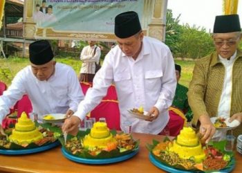 Kiai Asep Letakkan Batu Pertama Pesantren di Rengasdengklok yang Didirikan Mantan Waka-BIN  