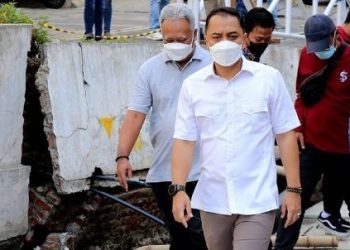 Wali Kota Eri Cahyadi Cek Pengerjaan Crossing Saluran hingga Nyemplung ke Gorong-gorong