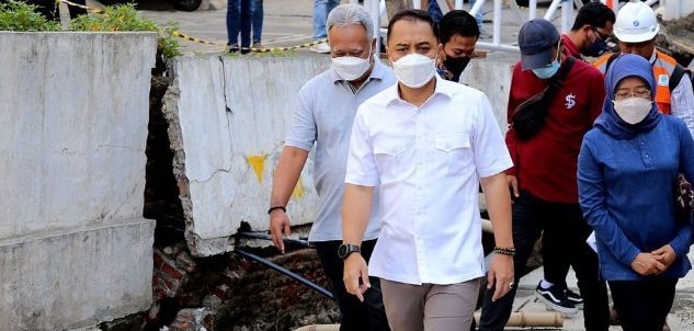 Wali Kota Eri Cahyadi Cek Pengerjaan Crossing Saluran hingga Nyemplung ke Gorong-gorong