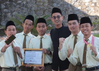 Siswa SMA Unggulan Berbasis Pesantren Amanatul Ummah Raih Medali Perak Di World Science, Environment and Engineering Competition 
