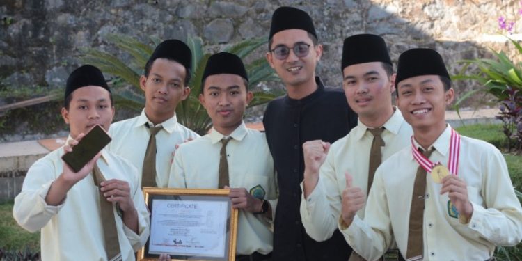 Siswa SMA Unggulan Berbasis Pesantren Amanatul Ummah Raih Medali Perak Di World Science, Environment and Engineering Competition 