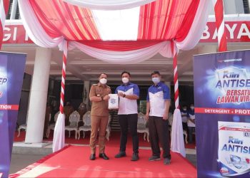 Bantu Lindungi Ribuan Nakes, 3.500 Paket Soklin Antisep Dibagikan ke Puskesmas dan Faskes di Surabaya