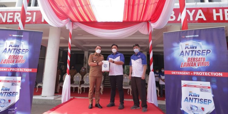 Bantu Lindungi Ribuan Nakes, 3.500 Paket Soklin Antisep Dibagikan ke Puskesmas dan Faskes di Surabaya