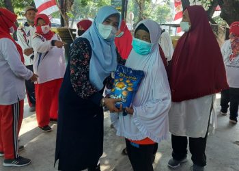 Lurah Klampis Ngasem Surabaya Bagikan Sembako Ke Warga Lansia