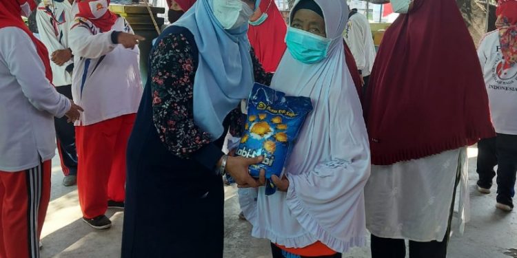 Lurah Klampis Ngasem Surabaya Bagikan Sembako Ke Warga Lansia