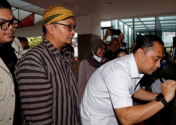 Wali Kota Surabaya, Meresmikan Pemeran Foto Bertajuk “Surabaya Lintas Masa” di Alun – Alun Suroboyo