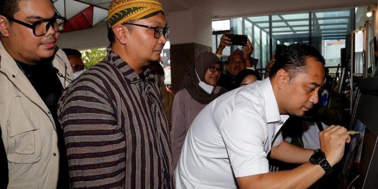 Wali Kota Surabaya, Meresmikan Pemeran Foto Bertajuk “Surabaya Lintas Masa” di Alun – Alun Suroboyo