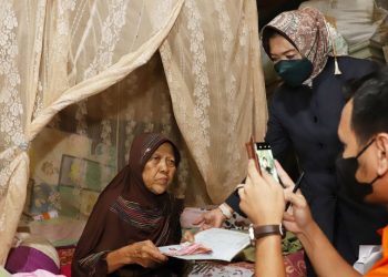 Dinas Sosial  Pemkot Surabaya Menyalurkan Bantuan Langsung Tunai BBM