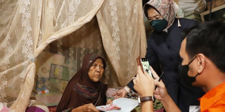 Dinas Sosial Pemkot Surabaya Menyalurkan Bantuan Langsung Tunai BBM