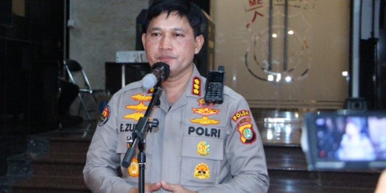 Polda Metro Jaya Bagikan Paket Sembako Kepada Masyarakat