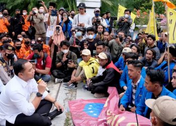 Pergerakan Mahasiswa Islam Indonesia Menggelar Aksi Demonstrasi di Depan Balai Kota Surabaya