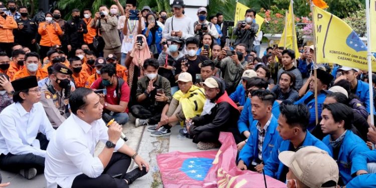 Pergerakan Mahasiswa Islam Indonesia Menggelar Aksi Demonstrasi di Depan Balai Kota Surabaya