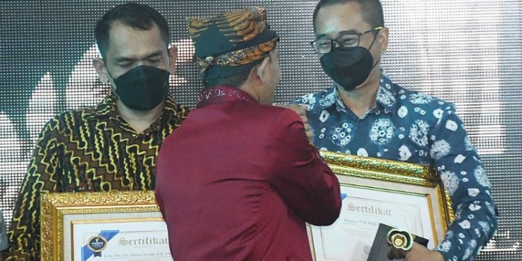 Pangdam IV/Diponegoro Terima Anugerah Jawa Pos Radar Semarang 2022