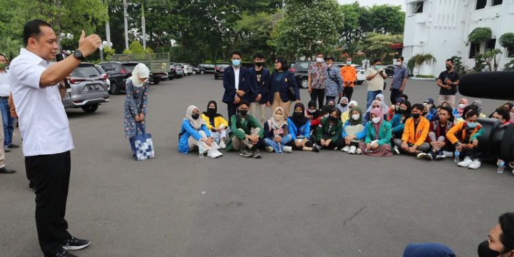 Wali Kota Surabaya Mengenalkan Kota Surabaya kepada mahasiswa di Halaman Taman Surya