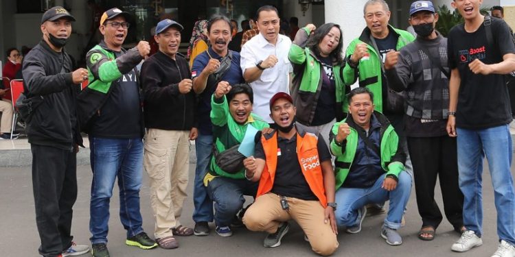 Wali Kota Surabaya Eri Cahyadi Temui 11 Pengemudi Ojek Online di Sela-sela Acara Sambat Warga
