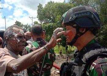 Anggota Satgas Yonif 405/SK Hadiri Peresmian Rumah Adat Karapao Suku Kamoro