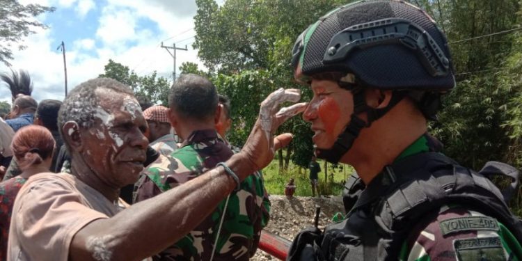 Anggota Satgas Yonif 405/SK Hadiri Peresmian Rumah Adat Karapao Suku Kamoro