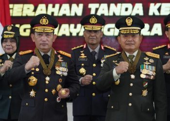 Dudung Abdurachman Menerima Penganugerahan Tanda Kehormatan Bintang Bhayangkara Utama dari Polri