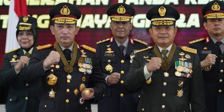 Dudung Abdurachman Menerima Penganugerahan Tanda Kehormatan Bintang Bhayangkara Utama dari Polri