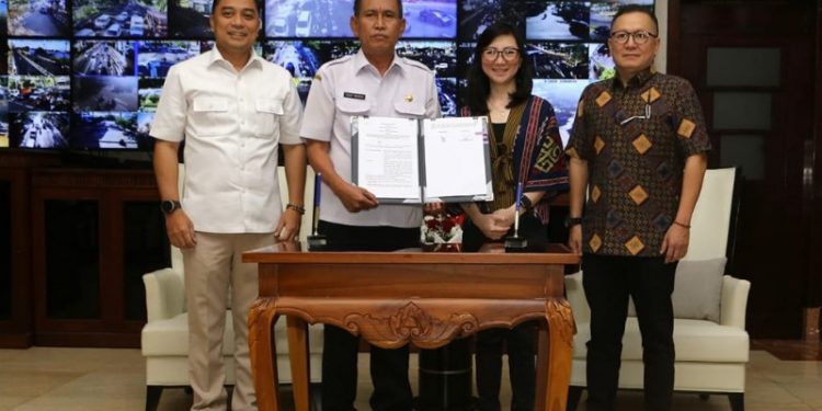 Wali Kota Surabaya Bersama Putera Sampoerna Foundation Menandatangani MoU Program Guru Binar