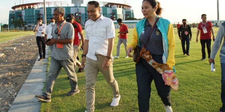 Wali Kota Surabaya dan Perwakilan FIFA sidak Stadion Gelora Bung Tomo