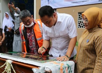 Wali Kota Surabaya Eri Cahyadi Meresmikan Balai RW 5 Kelurahan Genteng