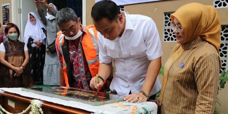 Wali Kota Surabaya Eri Cahyadi Meresmikan Balai RW 5 Kelurahan Genteng