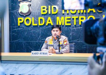 Massa Demo yang Menolak Kenaikan Harga BBM di Gedung DPR Membubarkan Diri