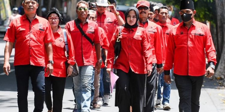 Politisi Asal Muncar, Desi Prakasiwi Mendaftar sebagai Bacaleg PDI Perjuangan