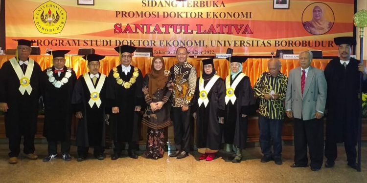 SANIATUL LATIVA, SRIKANDI PARTAI GOLKAR, LULUS DOKTOR EKONOMI DENGAN PREDIKAT CUM LAUDE