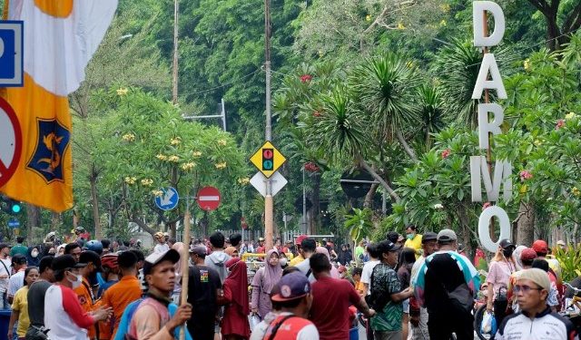 Walkot Surabaya Berpartisipasi dalam Event Peringatan World Walking Day di Car Free Day