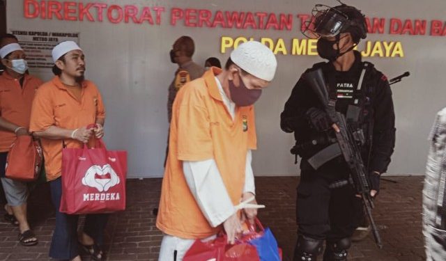 Polda Metro Menyerahkan 10 Tersangka Kasus Khilafatul Muslimin ke Kejaksaan