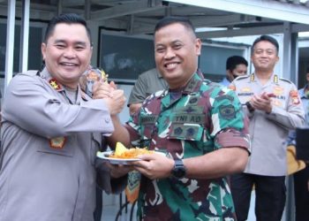 KAPOLDA METRO JAYA BERI SURPRISE KEPADA PANGDAM JAYA DI HARI ULANG TAHUN TNI KE-77