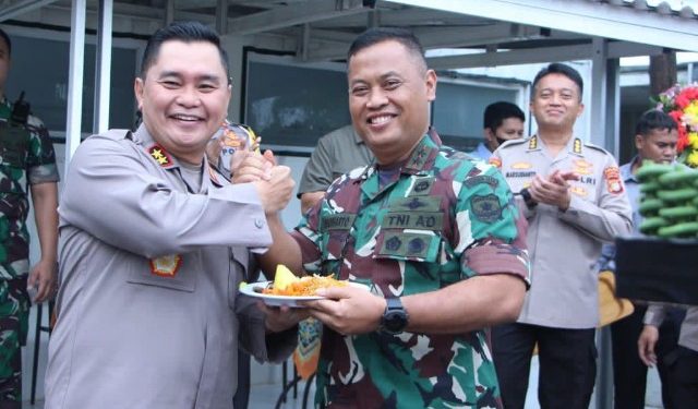 KAPOLDA METRO JAYA BERI SURPRISE KEPADA PANGDAM JAYA DI HARI ULANG TAHUN TNI KE-77