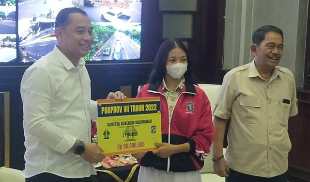 Wali Kota Eri Serahkan Bonus Atlet Porprov Jatim: Totalnya Mencapai Rp17 Miliar