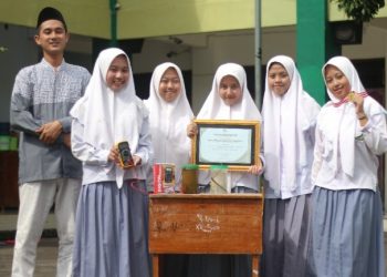 Santri Amanatul Ummah Berhasil Mengubah Kotoran Kambing Menjadi Energi Listrik