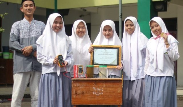 Santri Amanatul Ummah Berhasil Mengubah Kotoran Kambing Menjadi Energi Listrik