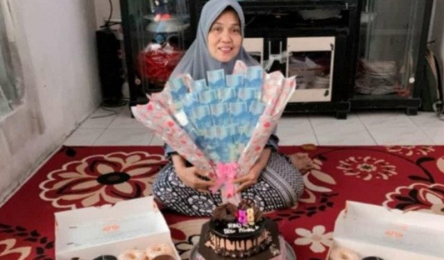 Halaliah Merayakan Ulang Tahun Bersama Anak dan Cucu