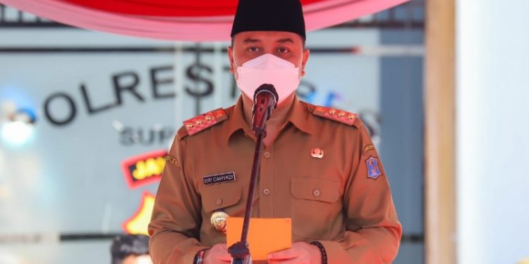 Wali Kota Eri Cahyadi Pantau Pelayanan di Kelurahan dan Kecamatan Lewat CCTV