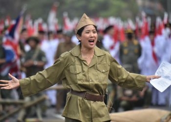 Parade Surabaya Juang, Artis Olivia Zalianty Tampil di Teatrikal Perang 10 November 1945