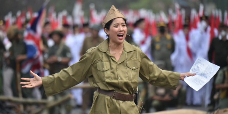 Parade Surabaya Juang, Artis Olivia Zalianty Tampil di Teatrikal Perang 10 November 1945