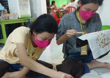 Wisatawan Mancanegera dan Mahasiswa Asing Belajar Membatik di Sejumlah Padat Karya Surabaya