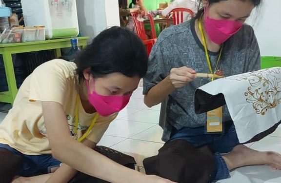 Wisatawan Mancanegera dan Mahasiswa Asing Belajar Membatik di Sejumlah Padat Karya Surabaya