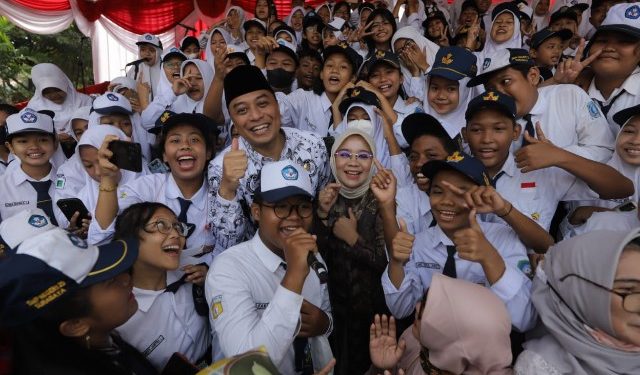 Upacara Peringatan Hari Guru Nasional 2022, Wali Kota Eri Cahyadi Ingatkan Tak Boleh Didik Siswa dengan Kekerasan