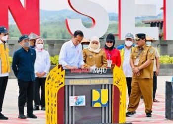Presiden Joko Widodo Didampingi Ibu Iriana Joko Widodo Meresmikan Bendungan Semantok Yang Terletak Di Kabupaten Nganjuk