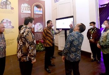 Sebelum Secara Resmi Membuka Acara Tersebut, Presiden RI Joko Widodo  Menerima Penjelasan Mengenai Sejarah Gedung
