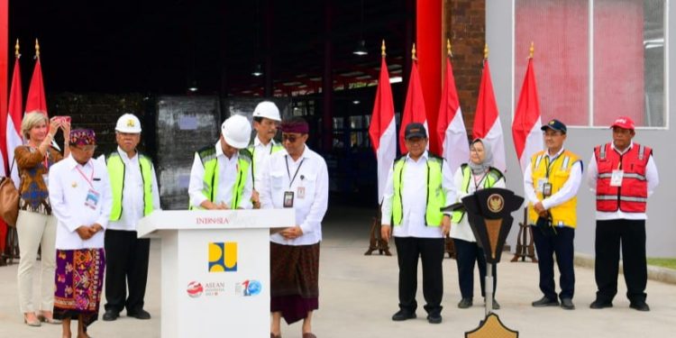 Presiden RI Joko Widodo (Jokowi) didampingi Ibu Iriana Jokowi Meresmikan Tempat Pengolahan Sampah Terpadu