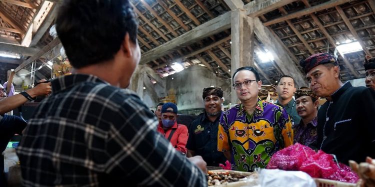 Wamendag Mengunjungi Pasar Desa Adat Jimbaran, Harga Barang Kebutuhan Pokok di Pasar Terpantau Stabil
