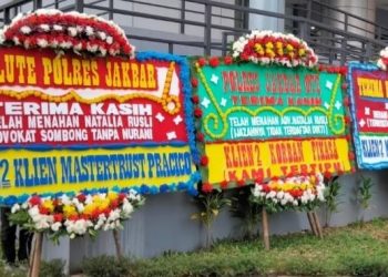 Korban Klien Adv Natalia Rusli Apresiasi Polres Jakbar Dengan Karangan Bunga