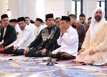 Presiden Jokowi dan melaksanakan salat Idulfitri 1444 Hijriah di Masjid Raya Sheikh Zayed, Kota Surakarta, Jawa Tengah, Sabtu 22/04/2023